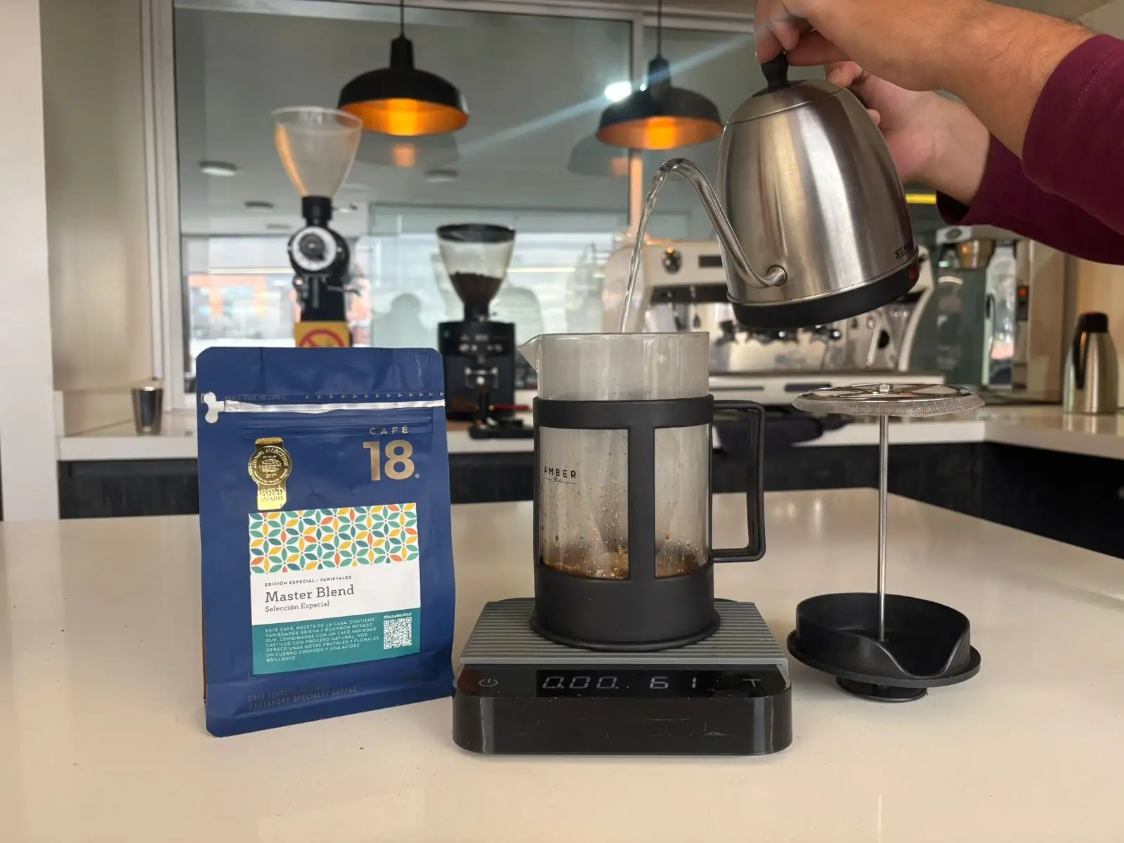 Preparación de prensa francesa con Blend Café 18